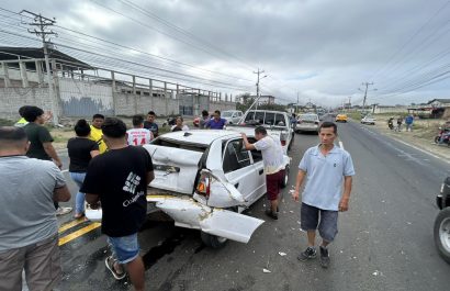 Un accidente de tránsito múltiple en la vía Manta-Montecristi dejó cinco vehículos con daños materiales.