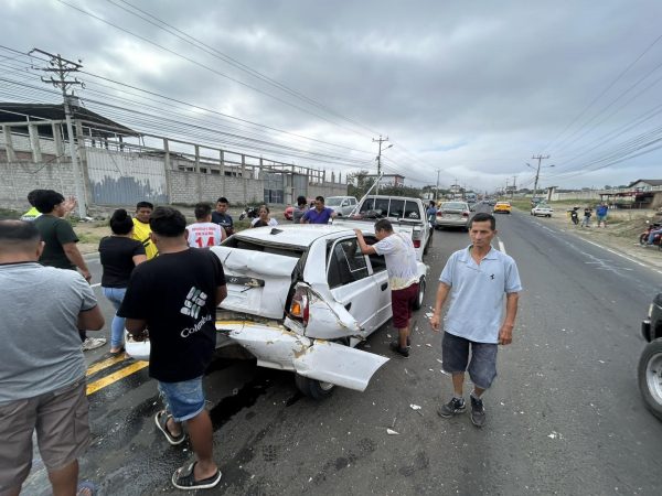 Un accidente de tránsito múltiple en la vía Manta-Montecristi dejó cinco vehículos con daños materiales.