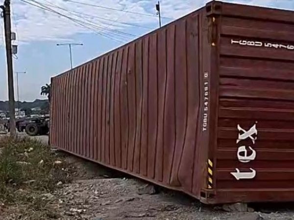 Murió aplastada por un contenedor y su cuerpo sigue en la morgue por pelea familiar
