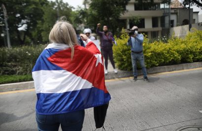 Simpatizantes y opositores chocan protestas en la embajada de Cuba en México