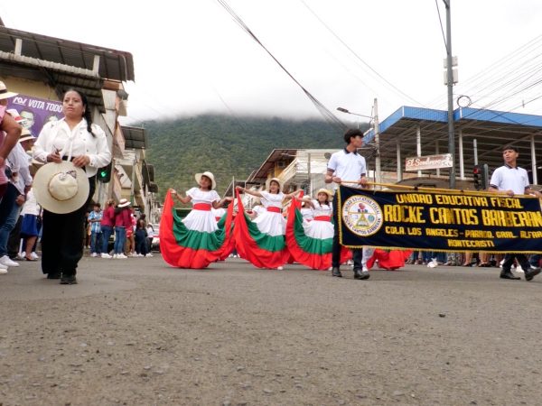 Estudiantes recorrieron calles de Montecristi