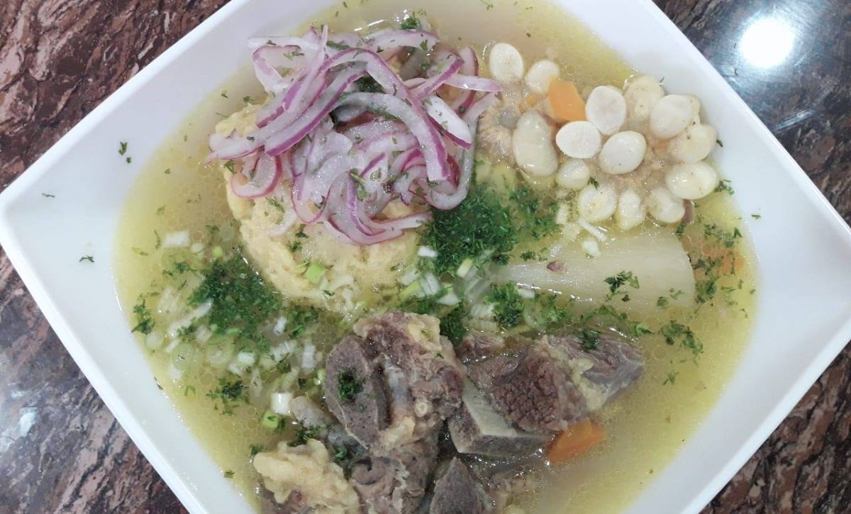 Conoce los ingredientes y proceso para cocinar sopa de hueso blanco en casa