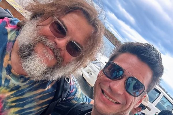 Encuentro inesperado en las Islas Galápagos: El actor ecuatoriano Marcelo Varas se fotografía con Jack Black