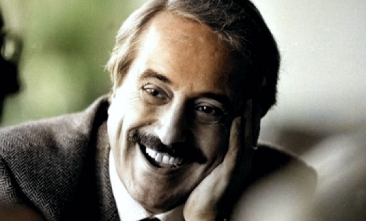 A Giovanni Falcone, destacado fiscal italiano y símbolo de la lucha antimafia, lo asesinaron el 23 de mayo de 1992 por la Cosa Nostra, en Italia.