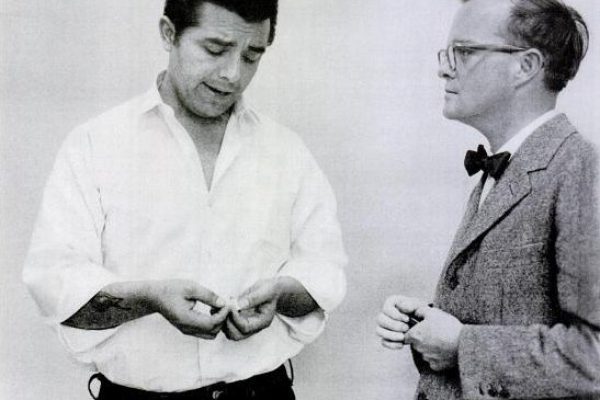 Truman Capote se fotografió con Perry Edward Smith, uno de los asesinos del crimen que inspiró la novela A sangre fría.