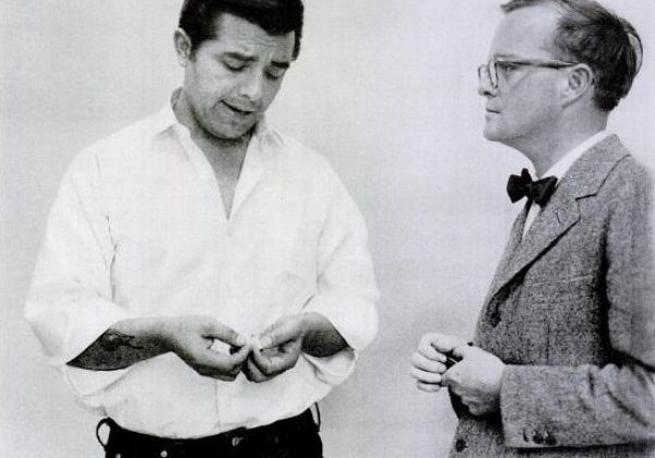 Truman Capote se fotografió con Perry Edward Smith, uno de los asesinos del crimen que inspiró la novela A sangre fría.