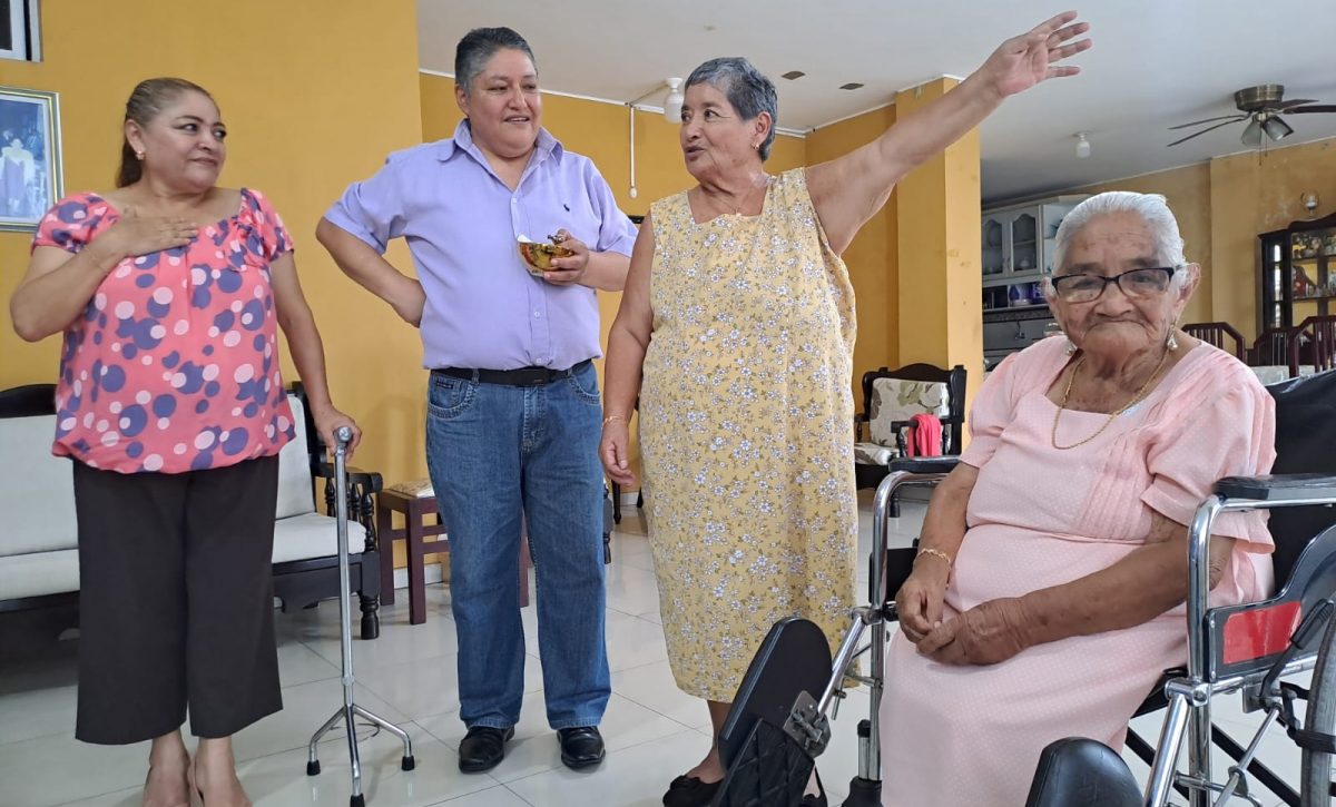 A sus 97 años, María Esperanza Corrales sostiene un legado de fritadas en Santo Domingo