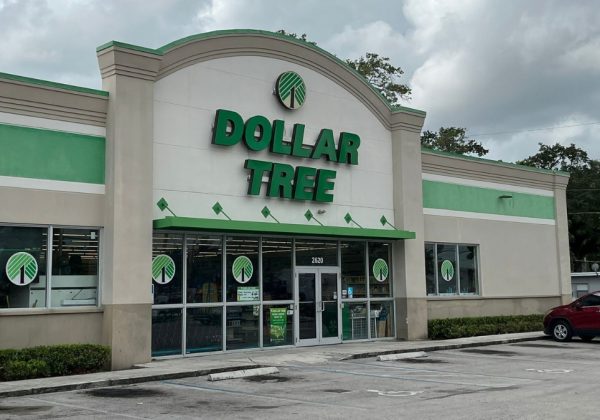 Una tienda Dollar Tree en Fort Lauderdale (Florida), punto de encuentro accesible donde migrantes ecuatorianos pueden hacer compras esenciales con precios bajos. (Kike Perdomo)