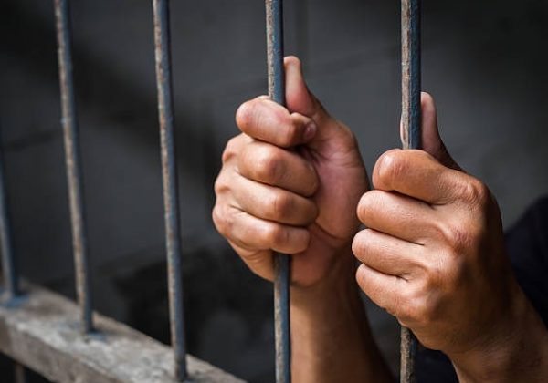 A un expolicía lo sentenciaron a 17 años de prisión, y un exfiscal a ocho, por el asesinato de Elvis Saúl Ch. D. en la provincia de Orellana.