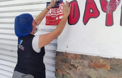 A un restaurante de comida asiática, conocido como chifa, llegaron representantes de la Agencia Nacional de Regulación, Control y Vigilancia Sanitaria (Arcsa).
