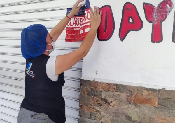 A un restaurante de comida asiática, conocido como chifa, llegaron representantes de la Agencia Nacional de Regulación, Control y Vigilancia Sanitaria (Arcsa).