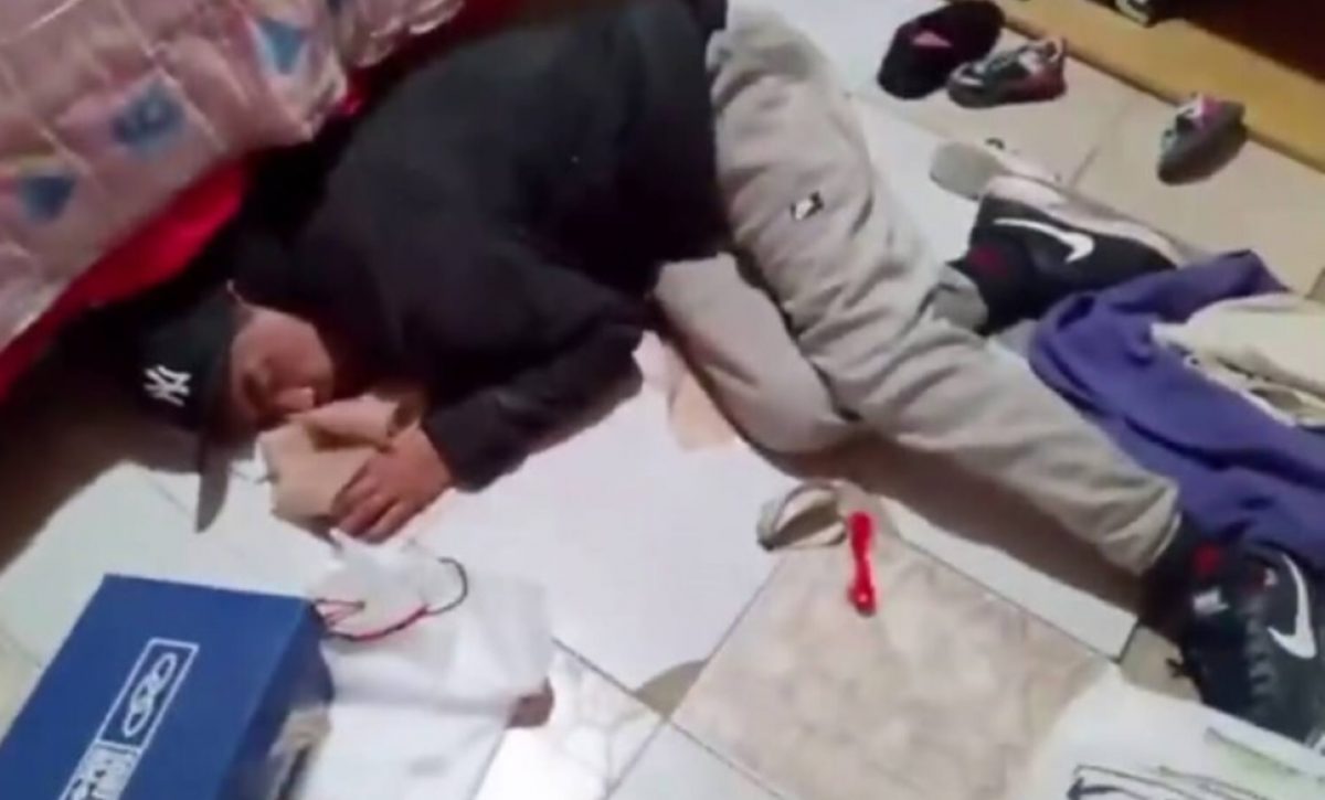 A un supuesto ladrón lo detuvo la Policía luego que se quedara dormido mientras robaba en una vivienda.