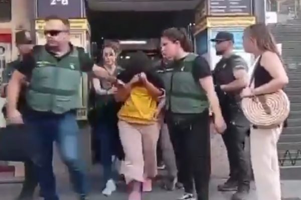 A una mujer de nacionalidad ecuatoriana, de 39 años, identificada como Erika, la detuvo la Guardia Civil en Madrid, España.