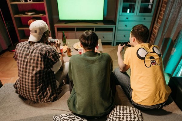 Los videojuegos de disparos en primera persona (FPS) lideran como los más propicios para crear lazos, seguidos por títulos de acción, rol y aventura. FOTO: Europa Press.