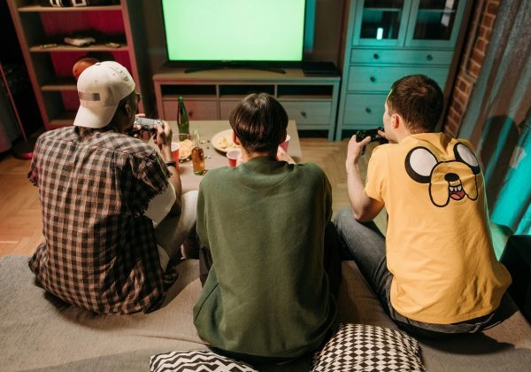 Los videojuegos de disparos en primera persona (FPS) lideran como los más propicios para crear lazos, seguidos por títulos de acción, rol y aventura. FOTO: Europa Press.