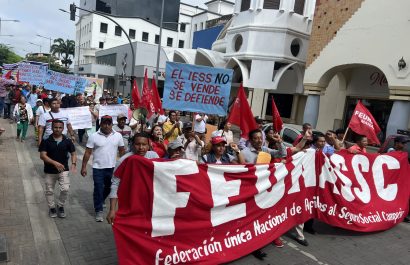 Los afiliados al seguro social campesino recorrieron varias calles de Portoviejo hasta llegar a la Gobernación de Manabí.