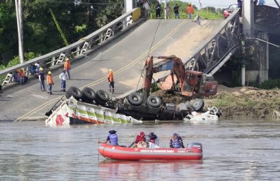 Al interior de la cabina de un tráiler se hallaron los restos de Freddy Castro, conductor desaparecido tras el colapso del puente Gonzalo Icaza en Daule.