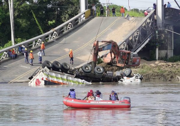 Al interior de la cabina de un tráiler se hallaron los restos de Freddy Castro, conductor desaparecido tras el colapso del puente Gonzalo Icaza en Daule.