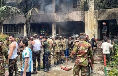 Al menos 16 personas han muerto y más de 100 han resultado  heridas cuando un avión de entrenamiento militar de la Fuerza Aérea de Bangladesh se estrelló.