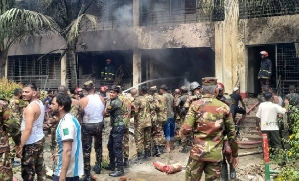 Al menos 16 personas han muerto y más de 100 han resultado  heridas cuando un avión de entrenamiento militar de la Fuerza Aérea de Bangladesh se estrelló.