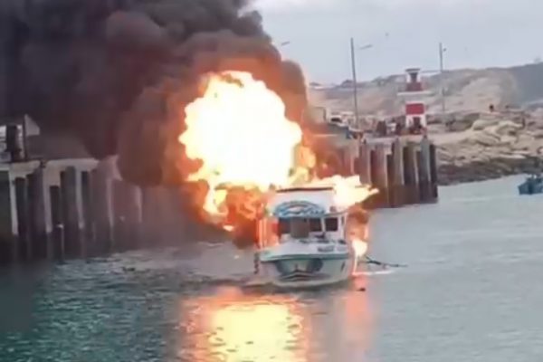 Al menos dos barcos pesqueros se incendiaron este jueves pasado el mediodía en el muelle artesanal de la parroquia San Mateo.