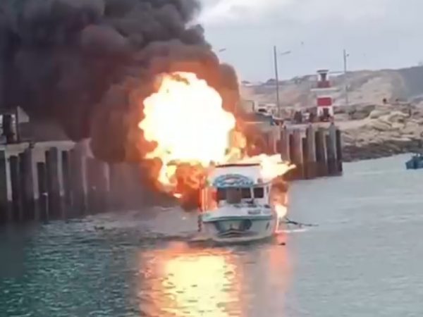 Al menos dos barcos pesqueros se incendiaron este jueves pasado el mediodía en el muelle artesanal de la parroquia San Mateo.
