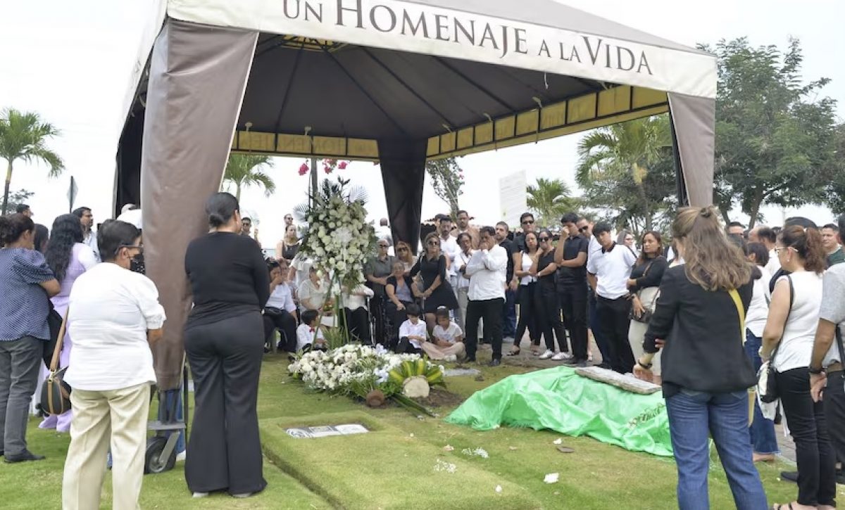 Al periodista Xavier Ramos, a quien asesinaron en su departamento, en el norte de Guayaquil, lo sepultaron pasado el mediodía de este sábado