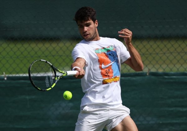 Alcaraz prepara su debut en Wimbledon tras brillar en todas las superficies