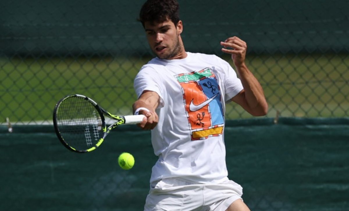 Alcaraz prepara su debut en Wimbledon tras brillar en todas las superficies