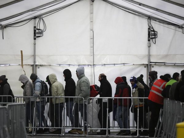 Alemania ordena expulsar a solicitantes de asilo sin papeles, salvo casos vulnerables.