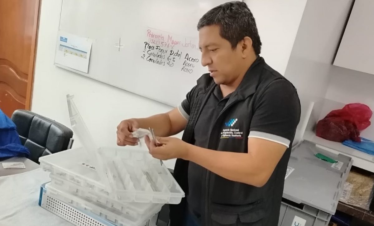 Arcsa decomisó miles de equipos médicos sin registro sanitario en hospital privado de Santo Domingo de los Tsáchilas
