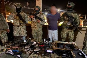 Armada encontró arma traumática, uniformes militares, municiones y detuvo a una persona en allanamiento en Leonidas Plaza, Sucre