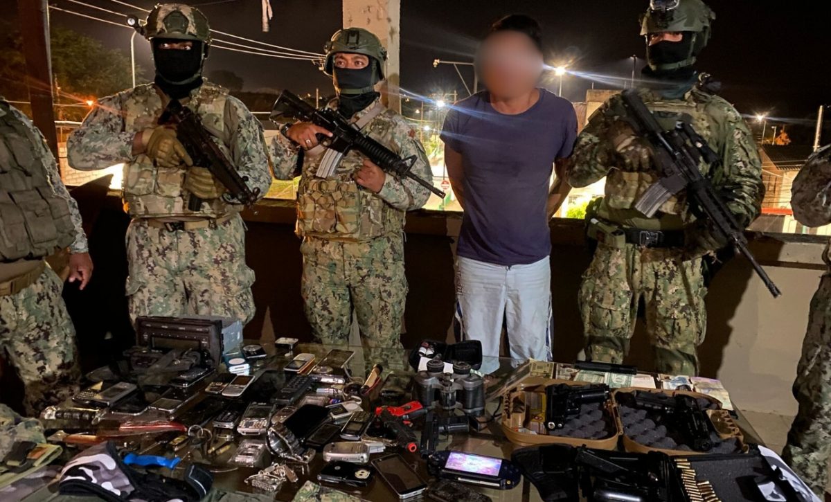 Armada encontró arma traumática, uniformes militares, municiones y detuvo a una persona en allanamiento en Leonidas Plaza, Sucre