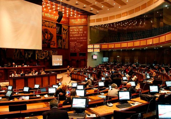 ADN y Revolución Ciudadana negocian mayoría para controlar la Asamblea Nacional
