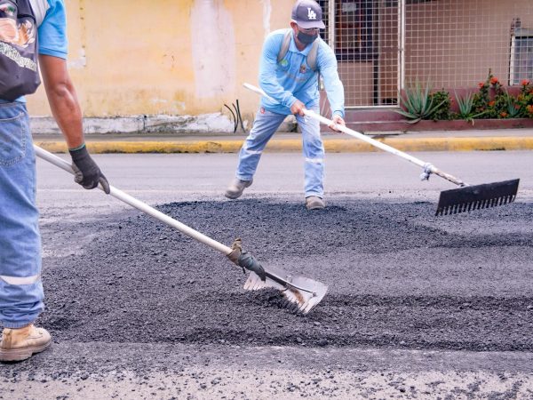 Por la falta de asfalto, los trabajos de bacheo han sido suspendidos.