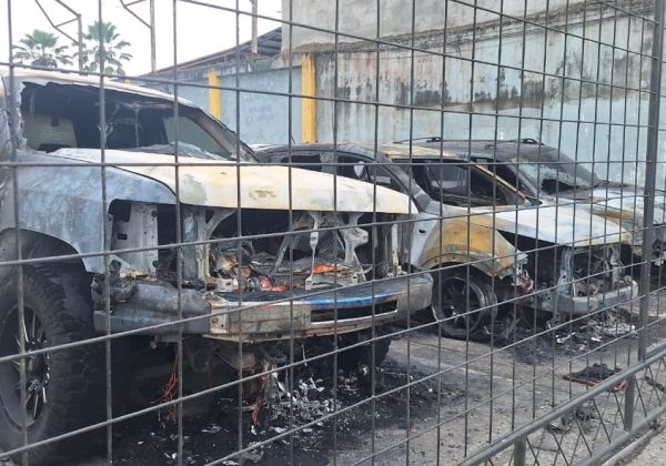 Así incendiaron un patio de carros en Santo Domingo cámaras captaron el momento exacto