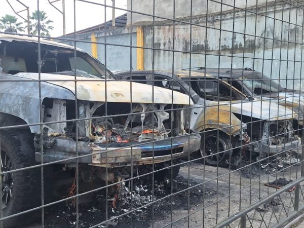 Así incendiaron un patio de carros en Santo Domingo cámaras captaron el momento exacto