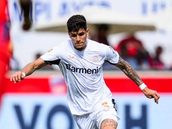 Atlético Madrid reactiva la negociación con el ecuatoriano Piero Hincapié