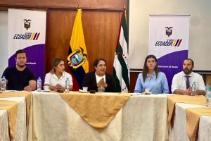 Autoridades de varias entidades del Gobierno y legisladores se unen para promover proyectos a favor del desarrollo de Manabí. (Cortesía).