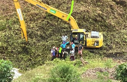 Autoridades, policías y bomberos participaron en las labores de rescate del cuerpo de Ángel Intriago.