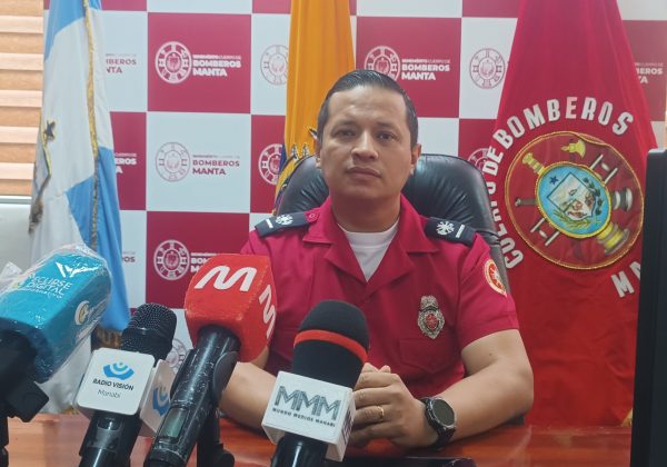 Julio Roca, del Cuerpo de Bomberos de Manta explica sobre protocolos que aplican en emergencias y motivos que retrasan llegada de ambulancias.