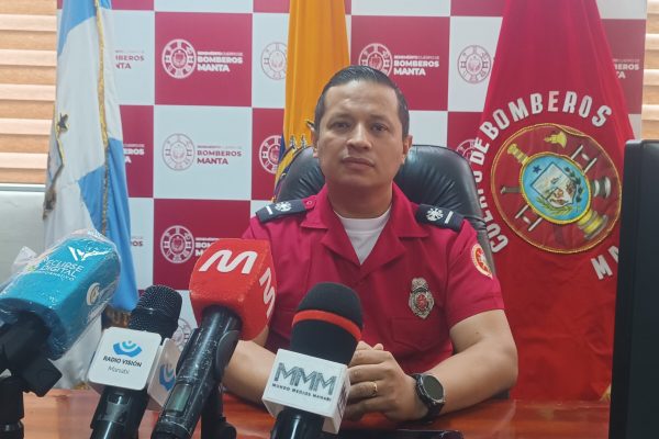 Julio Roca, del Cuerpo de Bomberos de Manta explica sobre protocolos que aplican en emergencias y motivos que retrasan llegada de ambulancias.