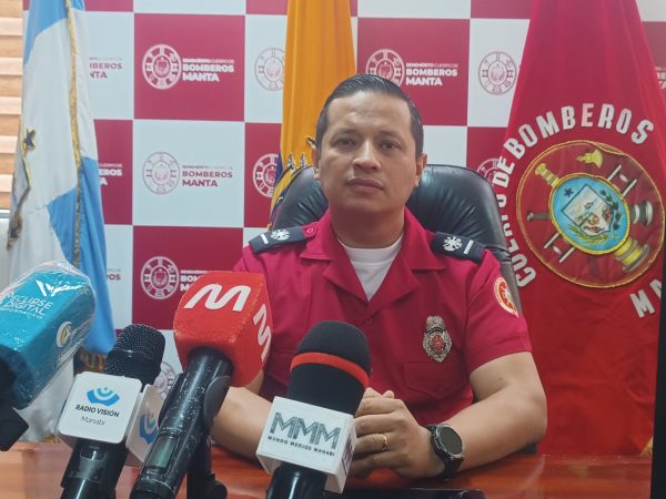 Julio Roca, del Cuerpo de Bomberos de Manta explica sobre protocolos que aplican en emergencias y motivos que retrasan llegada de ambulancias.