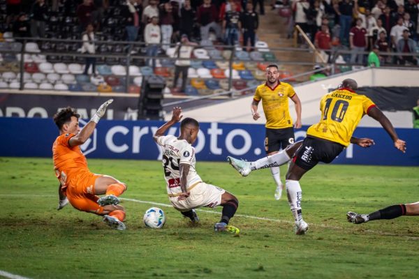 Barcelona perdió con Universitario de Deportes en Perú
