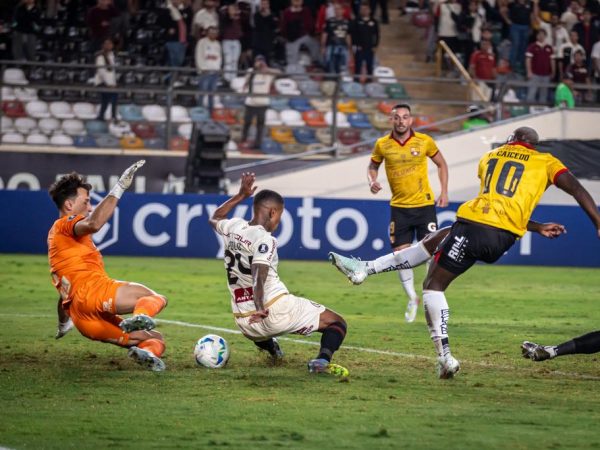 Barcelona perdió con Universitario de Deportes en Perú