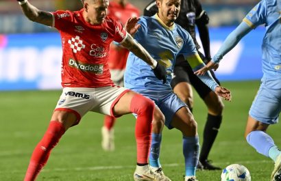 Bolívar derrota 2-0 a Cienciano con Carlos Garcés en octavos de final