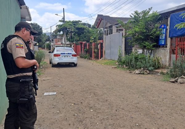 Bryan Macías, trabajador del Municipio de Portoviejo, resultó  herido de gravedad tras recibir al menos dos disparos en la espalda.