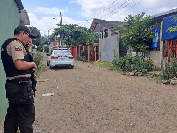 Bryan Macías, trabajador del Municipio de Portoviejo, resultó  herido de gravedad tras recibir al menos dos disparos en la espalda.