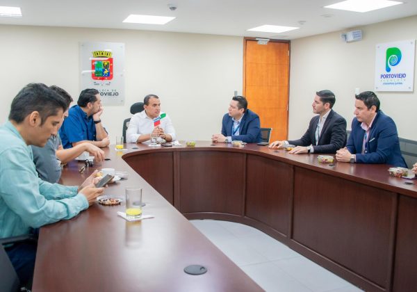 El alcalde Javier Pincay, en reunión con representantes de la CAF.
