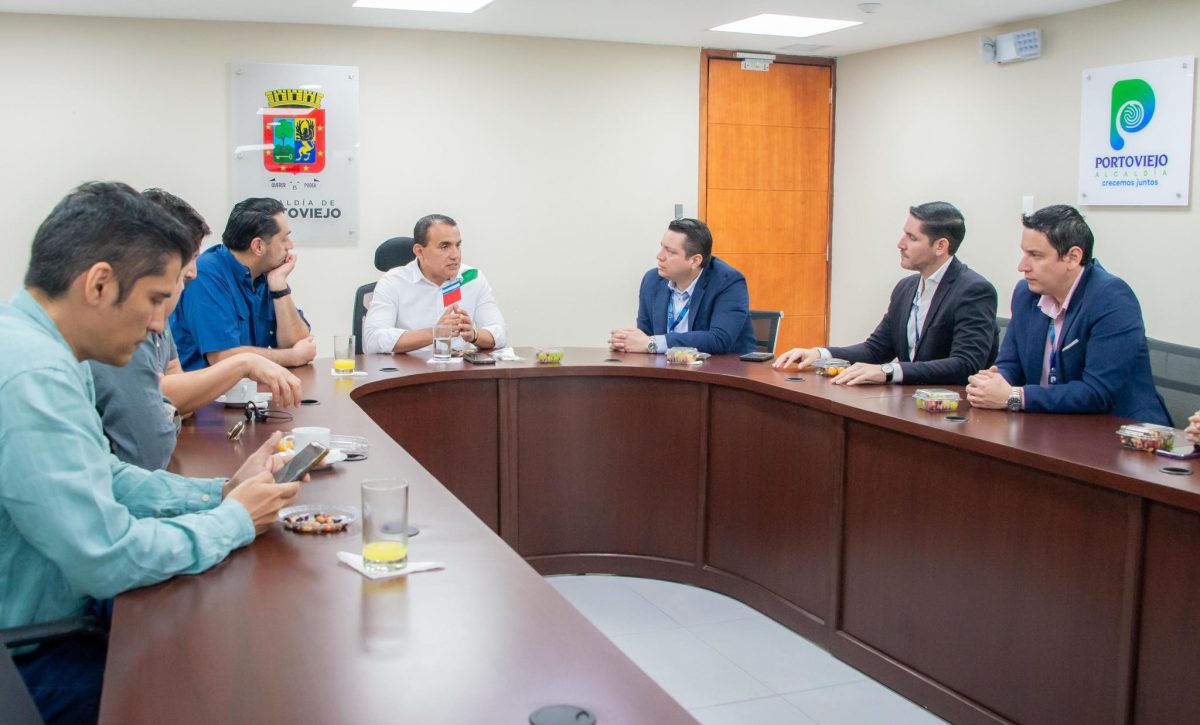El alcalde Javier Pincay, en reunión con representantes de la CAF.